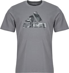 T-SHIRT ΜΕ ΚΟΝΤΑ ΜΑΝΙΚΙΑ CAMO BADGE OF SPORT GRAPHIC T-SHIRT ADIDAS