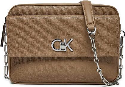 CALVIN KLEIN ΓΥΝΑΙΚΕΙΑ ΤΣΑΝΤΑ CROSSBODY ΜΕ ALL-OVER ΑΝΑΓΛΥΦΟ ΣΧΕΔΙΟ ΚΑΙ ΜΕΤΑΛΛΙΚΟ ΜΟΝΟΓΡΑΜΜΑ - K60K613140 ΚΑΦΕ