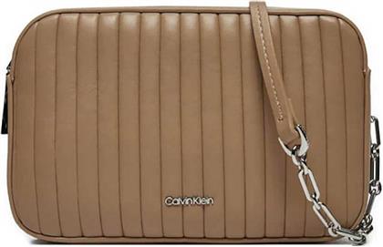 CALVIN KLEIN ΓΥΝΑΙΚΕΙΑ ΤΣΑΝΤΑ CROSSBODY ΜΕ ΑΝΑΓΛΥΦΟ ΡΙΓΕ ΣΧΕΔΙΟ ΚΑΙ ΜΕΤΑΛΛΙΚΟ ΛΟΓΟΤΥΠΟ - K60K613078 ΚΑΦΕ