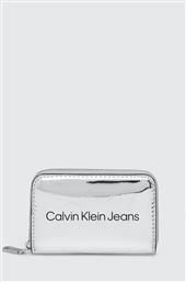 ΠΟΡΤΟΦΟΛΙ ΧΡΩΜΑ: ΑΣΗΜΙ CALVIN KLEIN JEANS από το ANSWEAR