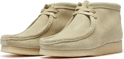 WALLABEE BOOT. 26155520 - CL.MAPLE SUEDE CLARKS από το MYSHOE