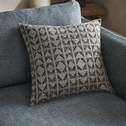 ΔΙΑΚΟΣΜΗΤΙΚΗ ΜΑΞΙΛΑΡΟΘΗΚΗ (50X50) INDIRA ASH BEIGE/BLACK 258/13 GOFIS HOME