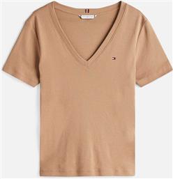 ΓΥΝΑΙΚΕΙΟ T-SHIRT ΜΕ V ΛΑΙΜΟΚΟΨΗ ΚΑΙ ΚΕΝΤΗΜΕΝΟ ΛΟΓΟΤΥΠΟ SLIM FIT - WW0WW40584 ΚΑΦΕ TOMMY HILFIGER