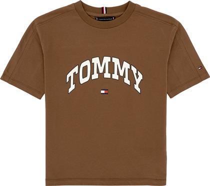 T-SHIRT ΜΕ ΚΟΝΤΑ ΜΑΝΙΚΙΑ VARSITY RAISED PRINT TEE SS TOMMY HILFIGER