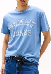 TJM REG PAISLEY COLLEGE TEE EXT TOMMY JEANS